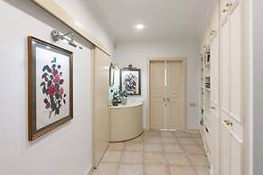 President Mezonet Apartment