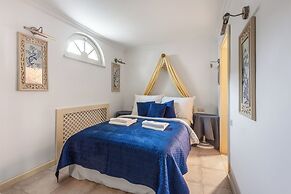 President Mezonet Apartment