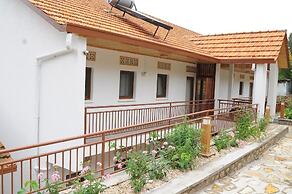 Rushel Kivu Lodge