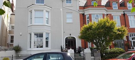Centrally Located Modern Apartment in Llandudno