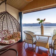 Floral Hotel · Smiling in the Flowers Lugu