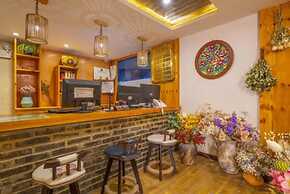 Floral Hotel · Smiling in the Flowers Lugu