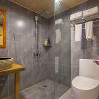 Floral Hotel · Smiling in the Flowers Lugu