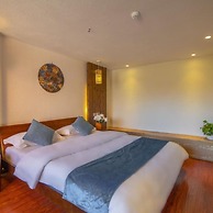 Floral Hotel · Smiling in the Flowers Lugu