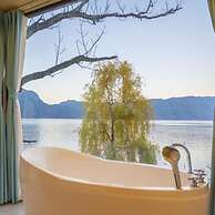 Floral Hotel · Smiling in the Flowers Lugu