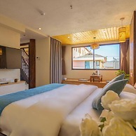 Floral Hotel · Smiling in the Flowers Lugu