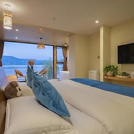 Floral Hotel · Smiling in the Flowers Lugu