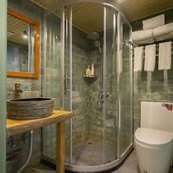 Floral Hotel · Smiling in the Flowers Lugu