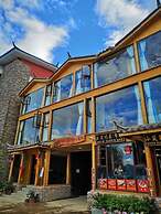 Floral Hotel · Smiling in the Flowers Lugu