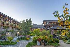 Floral Hotel · Smiling in the Flowers Lugu