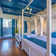 Floral Hotel · Smiling in the Flowers Lugu