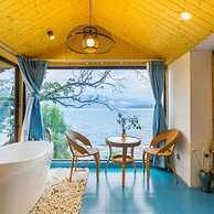 Floral Hotel · Smiling in the Flowers Lugu