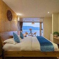 Floral Hotel · Smiling in the Flowers Lugu