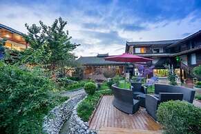 Floral Hotel · Smiling in the Flowers Lugu