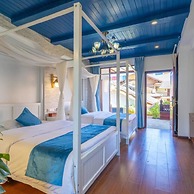 Floral Hotel · Smiling in the Flowers Lugu