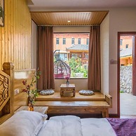 Floral Hotel · Smiling in the Flowers Lugu