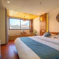 Floral Hotel · Smiling in the Flowers Lugu