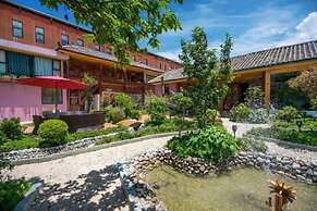 Floral Hotel · Smiling in the Flowers Lugu