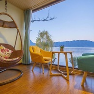 Floral Hotel · Smiling in the Flowers Lugu