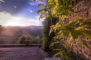 Holiday Home Features a Garden Features and Free Wifi