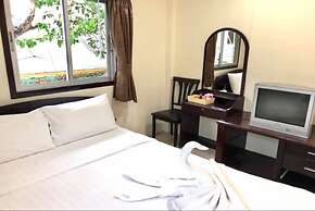 Golden Bee PhiPhi Hostel