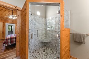 Ozarks Oasis 4 Bedroom Cabin by RedAwning