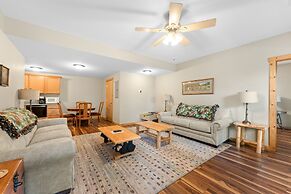 Ozarks Oasis 4 Bedroom Cabin by RedAwning