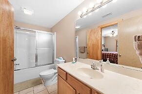 Ozarks Oasis 4 Bedroom Cabin by RedAwning
