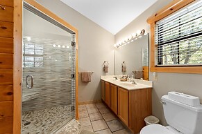 Ozarks Oasis 4 Bedroom Cabin by RedAwning