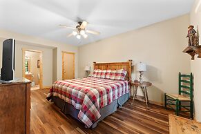 Ozarks Oasis 4 Bedroom Cabin by RedAwning
