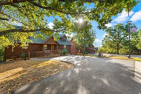 Ozarks Oasis 4 Bedroom Cabin by RedAwning