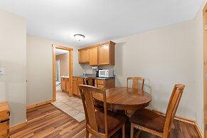 Ozarks Oasis 4 Bedroom Cabin by RedAwning