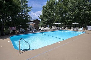Ozarks Oasis 4 Bedroom Cabin by RedAwning