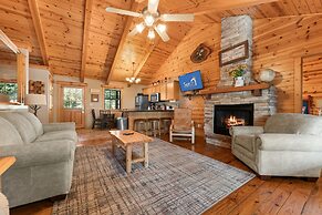 Ozarks Oasis 4 Bedroom Cabin by RedAwning