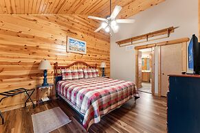 Ozarks Oasis 4 Bedroom Cabin by RedAwning