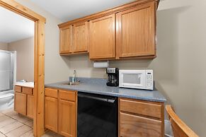 Ozarks Oasis 4 Bedroom Cabin by RedAwning