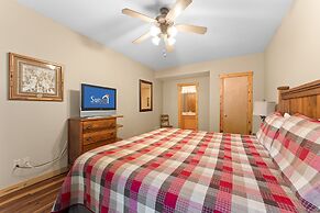 Ozarks Oasis 4 Bedroom Cabin by RedAwning