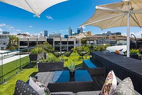 Stylish Room - Enjoy City Views on Rooftop Terrace