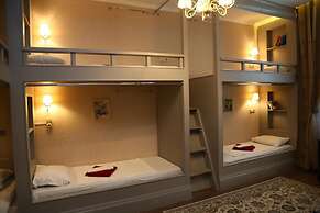 Mini hotel Artist on Baumanskaya - Hostel