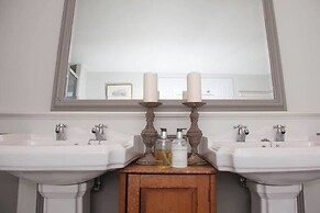 2 Bedroom House Next to the Sea, Lots of Fun!