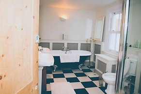 2 Bedroom House Next to the Sea, Lots of Fun!