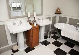 2 Bedroom House Next to the Sea, Lots of Fun!