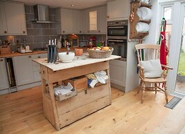 2 Bedroom House Next to the Sea, Lots of Fun!