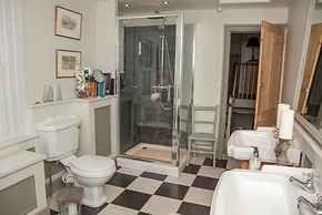 2 Bedroom House Next to the Sea, Lots of Fun!