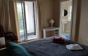 Stunning 6 Bed House With Private Garden in Galway