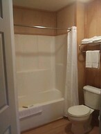 Whispering Creek Lodging & RV Resort