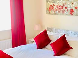 Waterside Lodge with Canal Views