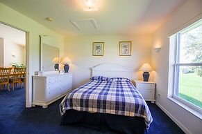 Gorgeous Vacation Ciska 3 Bedroom Home by RedAwning