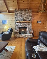 Deluxe log cabin! Pet and motorcycle friendly - enjoy nature with fami