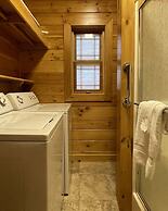 Deluxe log cabin! Pet and motorcycle friendly - enjoy nature with fami